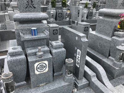 飯盛霊園で墓石の彫刻