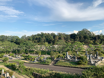 西宮市甲山墓園で墓石の彫刻