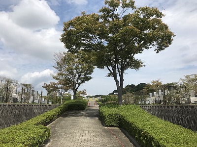 西神墓園で墓石の彫刻