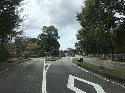 西神墓園で墓石の彫刻