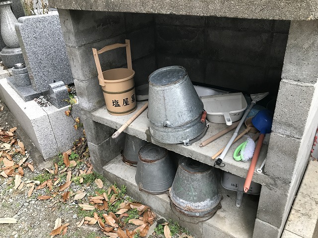 塩屋墓地（神戸市垂水区）のバケツ置き場