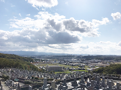 墓地で墓石の彫刻