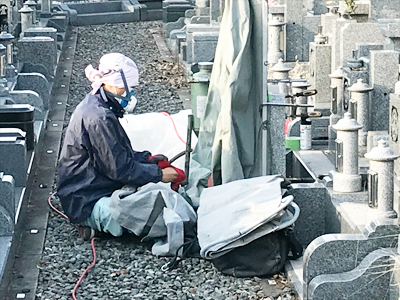 高槻市公園墓地で墓石の彫刻