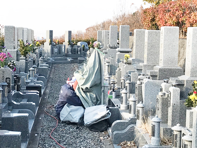 高槻市公園墓地で墓石の彫刻