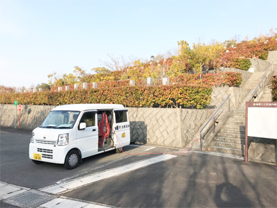 高槻市公園墓地で墓石の彫刻