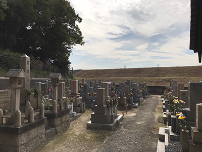 尼崎市の墓地で墓石の彫刻