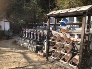 長楽寺霊園（加古川市）の六地蔵さんとバケツ置き場