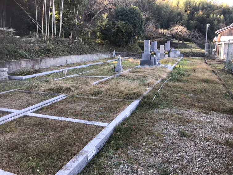 宝珠寺（神戸市西区平野町堅田）の墓地の様子