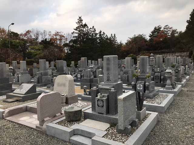 城ヶ丘墓地公園（三田市）の墓地の様子