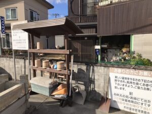 木村墓地（加古川市）の水場・用具置き場と看板