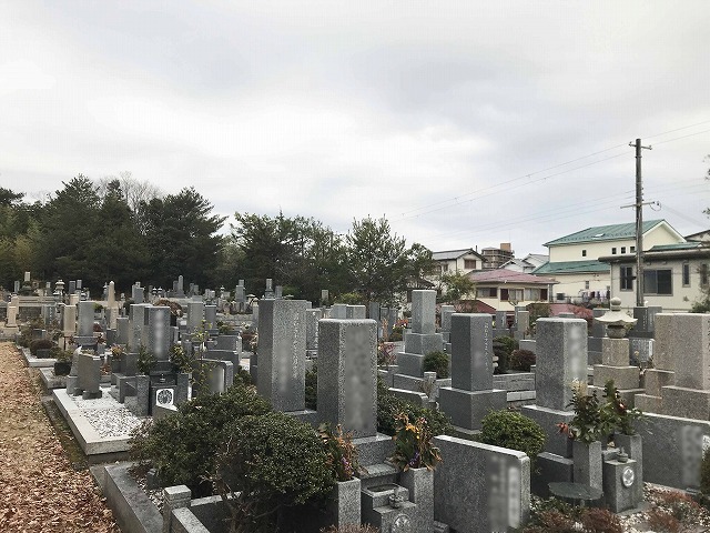 切畑墓苑（神戸市北区）の墓地の様子