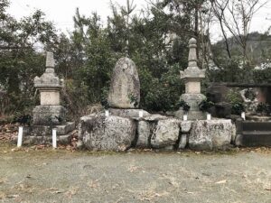 切畑墓苑（神戸市北区）の「石造宝篋印塔」