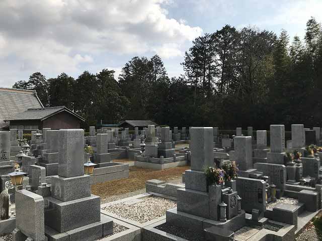 昌林寺（三田市）の墓地の様子