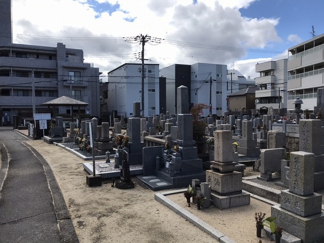 上鳴尾墓地（西宮市）の墓地の様子