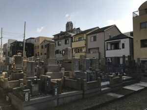 願成寺（神戸市兵庫区）の墓地の様子