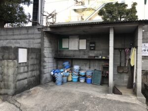 上坂部・森共同墓地の用具置き場