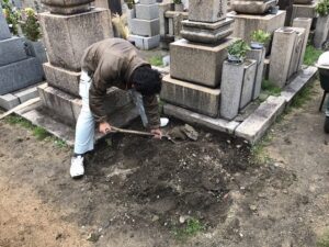 尼崎市の善通寺さんでお墓じまいの工事。次の方が気持ち良く使っていただけるように、基礎もしっかり取り、新しい土に入れ替えます。21.3.29