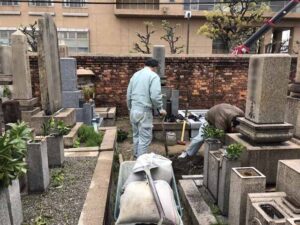 尼崎市の善通寺さんでお墓じまいの工事。次の方が気持ち良く使っていただけるように、基礎もしっかり取り、新しい土に入れ替えます。21.3.29