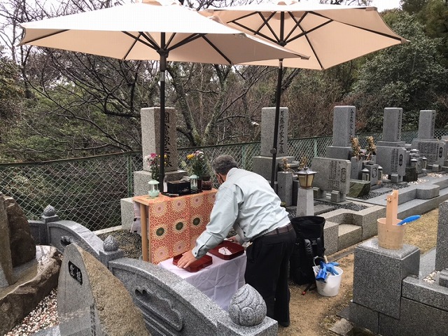 西宮市の鷲林寺さんで雨の納骨式。21.3.5