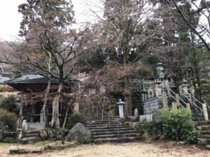 西宮市の鷲林寺さんで雨の納骨式。21.3.5