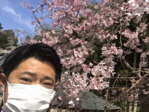 21.3.27_願掛けをする井嶋と桜in火打墓地