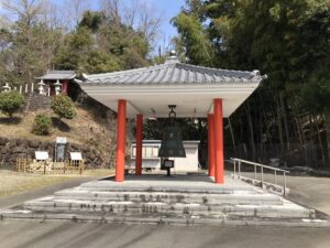 21.3.27_願掛けをする井嶋in火打墓地