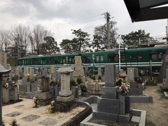 小松西墓地（西宮市）ちょうど電車が通過していました。