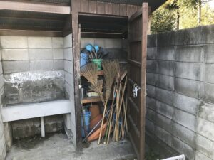 口谷墓地（宝塚市）の掃除用具置き場