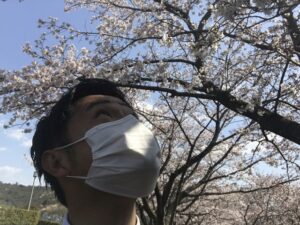 宝塚市営長尾山霊園で桜の花が咲いていました。21.3.26