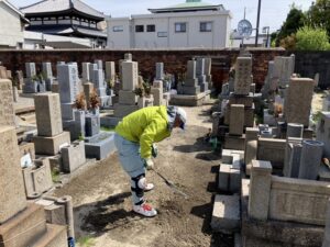 21.4.15_善通寺さん（尼崎市）で草刈。当社の墓守隊、がんばりました！