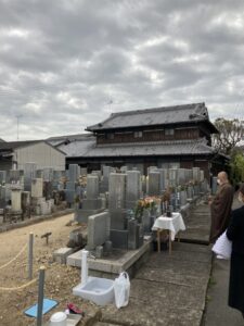 21.4.17_西福寺（明石市）様近くの墓地でお墓じまいとお性根抜きとお骨上げのお手伝いをさせて頂きました。