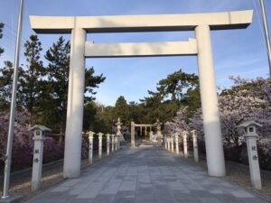 21.4.2_古家の通勤路、廣田神社でツツジがきれいにさいています。