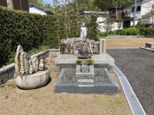 平井墓地（宝塚市）の迎え佛さん