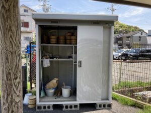 平井墓地（宝塚市）の用具入れ