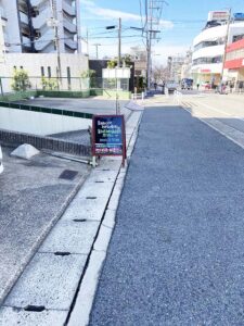 神戸の墓石店「地球が元気になる言葉」の写真　看板さんの仕事ぶりをご覧あれ