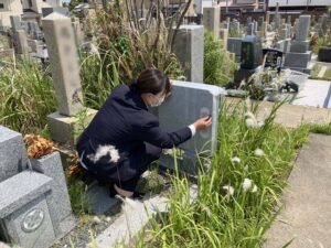 川面墓地で石刷りする長尾さん (2022.6) (1)