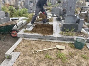 安養寺墓苑（明石市）でお墓を建立する工事に立ち会いました。