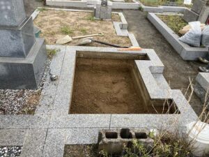 安養寺墓苑（明石市）でお墓を建立する工事に立ち会いました。