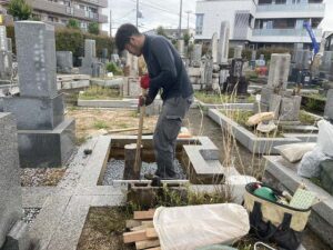 安養寺墓苑（明石市）でお墓を建立する工事に立ち会いました。