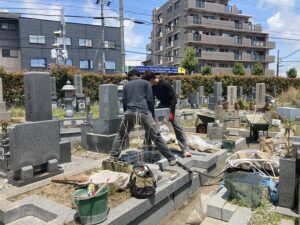 安養寺墓苑（明石市）でお墓を建立する工事に立ち会いました。