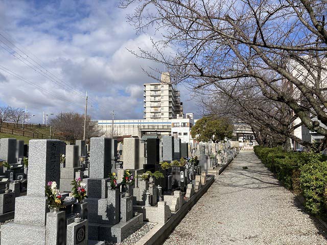 守部墓地（尼崎市）を巡回する古家
