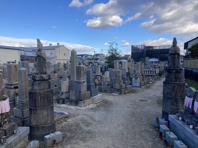 西難波霊園（尼崎市）のお墓を巡回する古家