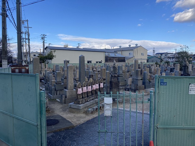 西難波霊園（尼崎市）のお墓を巡回する古家