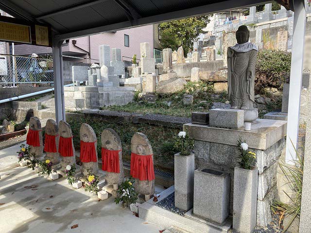六軒墓地（西宮市）のお墓を巡回する古家