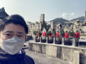 火打墓地（川西市）のお墓を巡回する井嶋