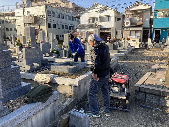 上守部墓園（尼崎市）のお墓を巡回する古家