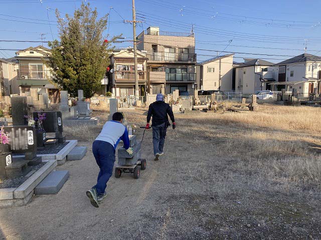 上守部墓園（尼崎市）のお墓を巡回する古家