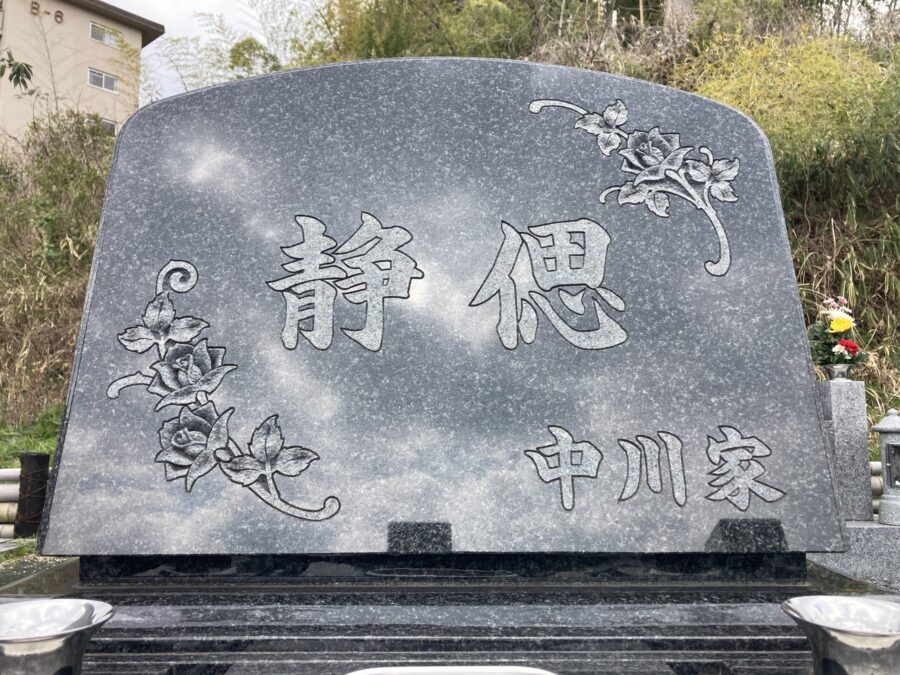 お墓　薔薇の彫刻