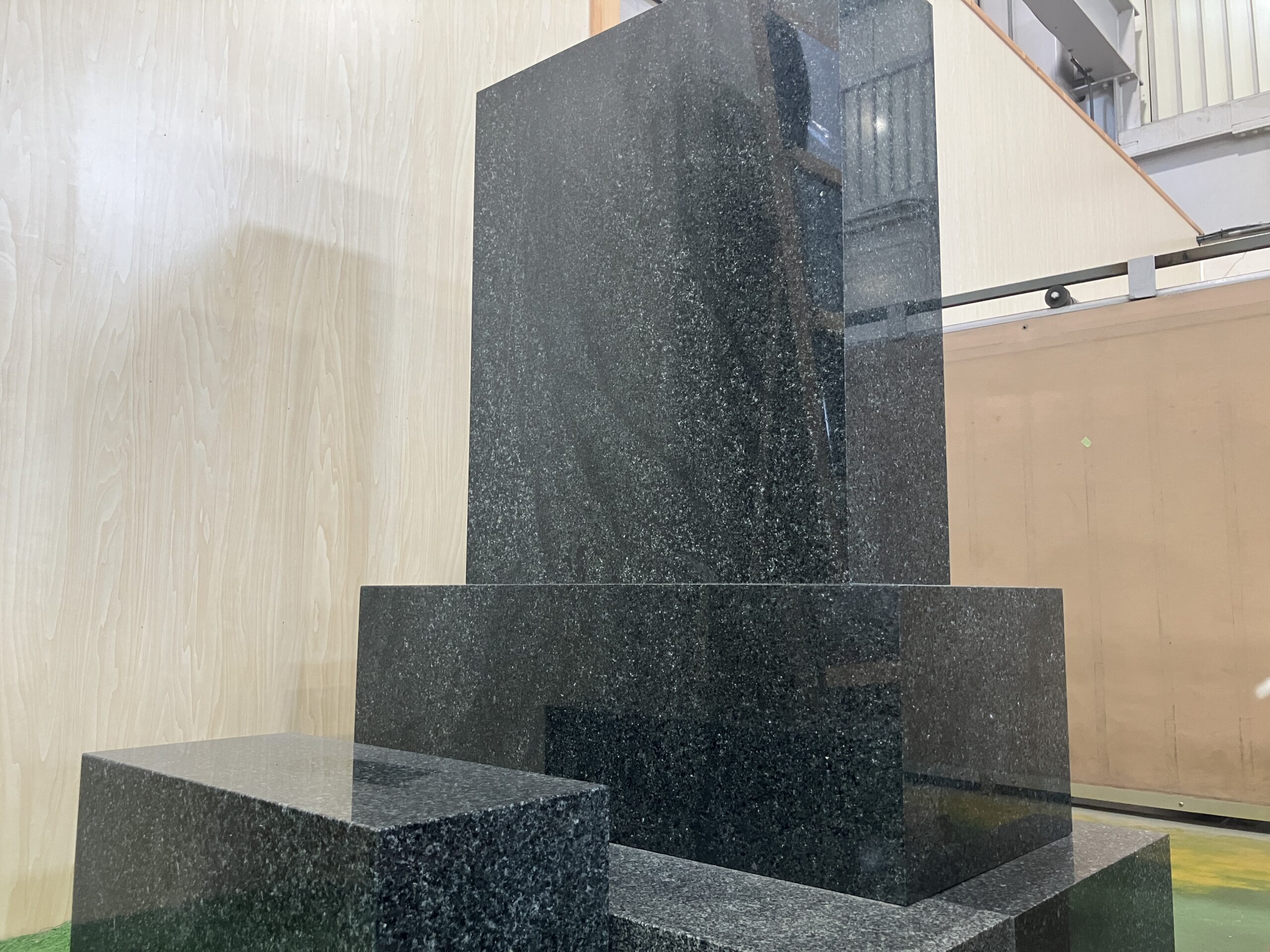 現品紹介】”東の横綱”の異名を持つ国産墓石「本小松石」とは？特徴と