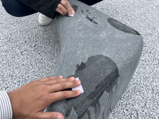 大阪・関西万博で石磨き